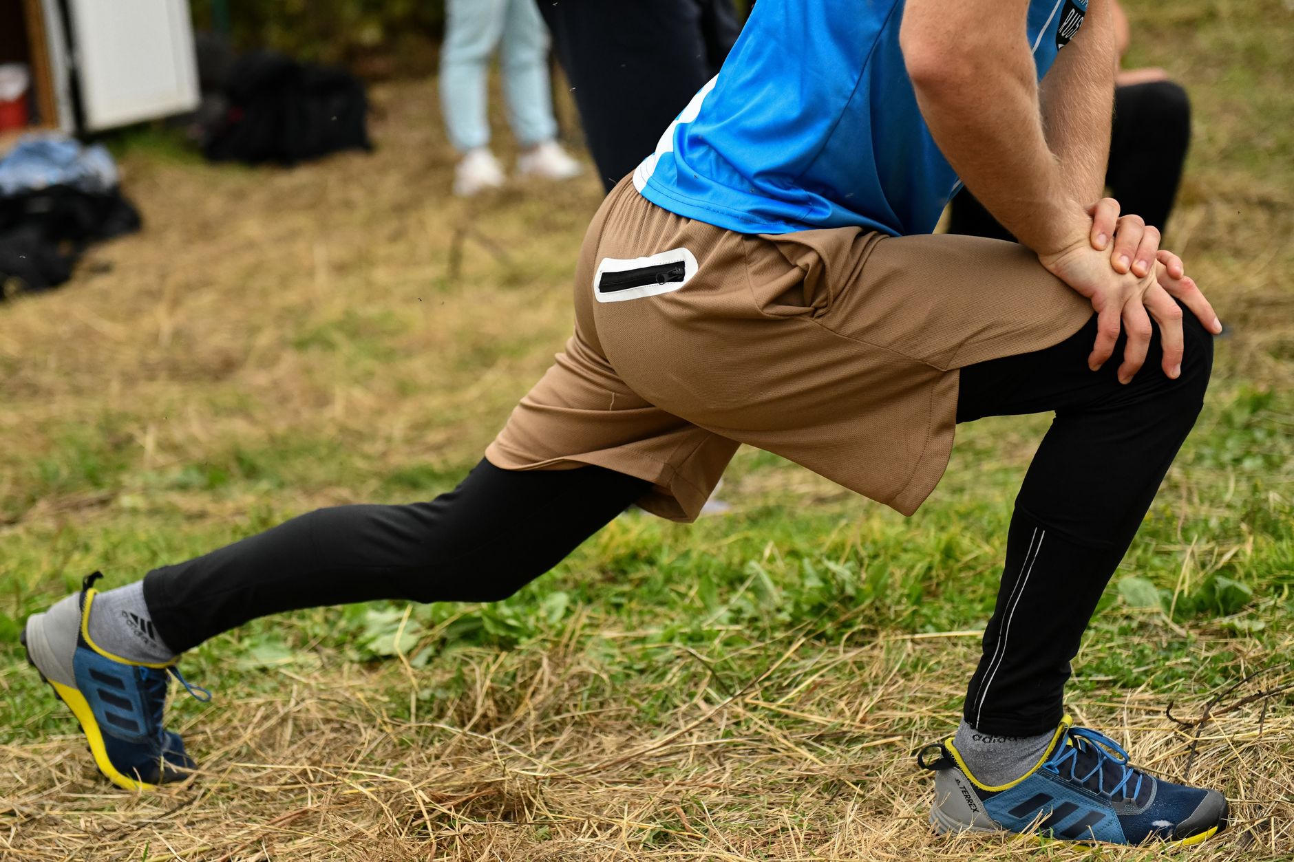 étirement cuisses debout