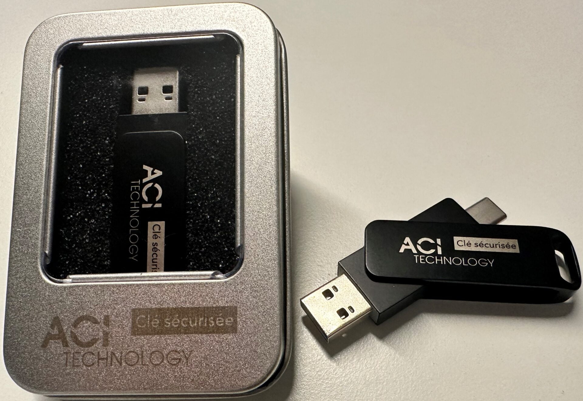 Clé USB débranchée posée à côté d'un ordinateur portable ouvert