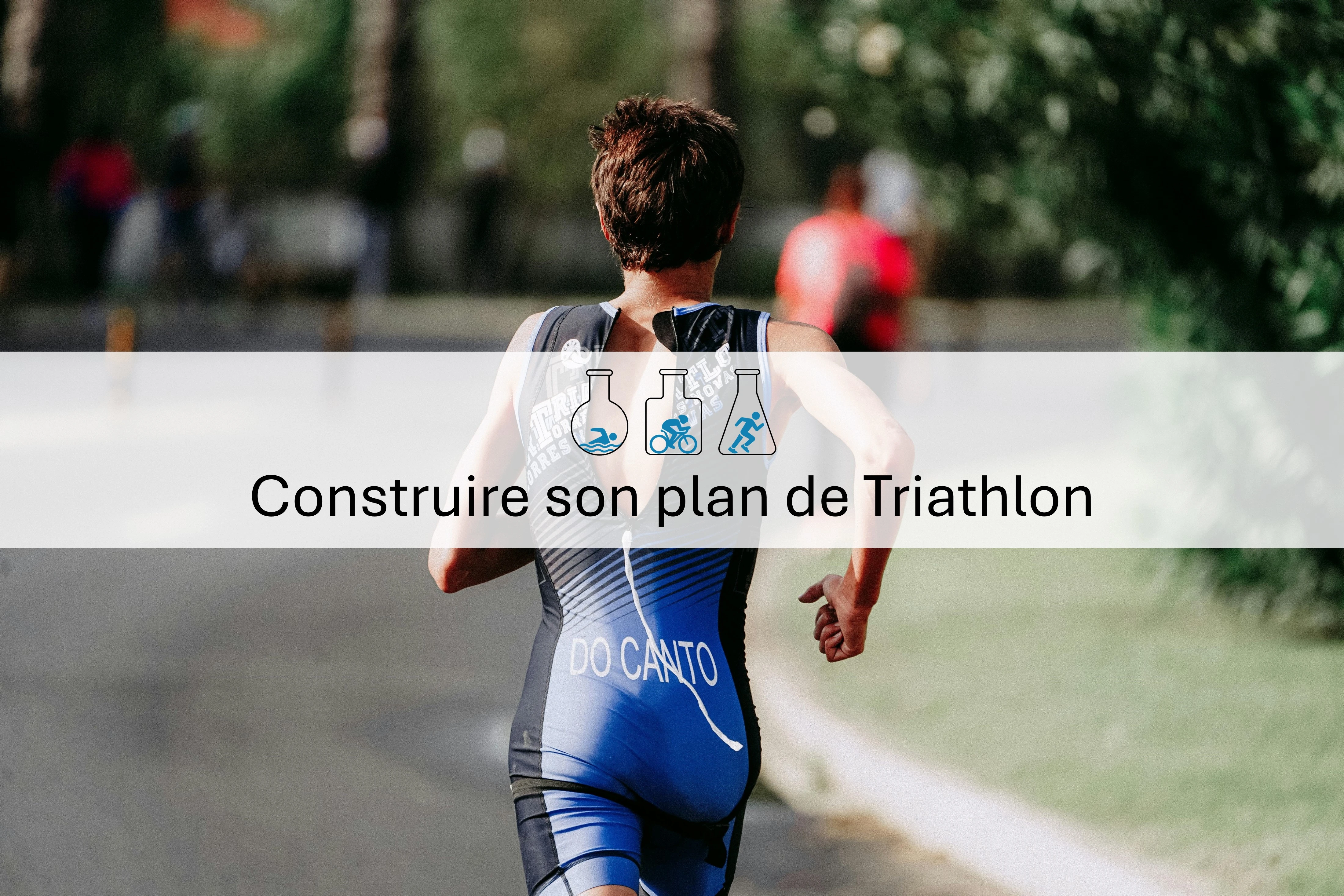 Triathlète débutant en tenue de sport à côté de son vélo avant une séance d'entraînement