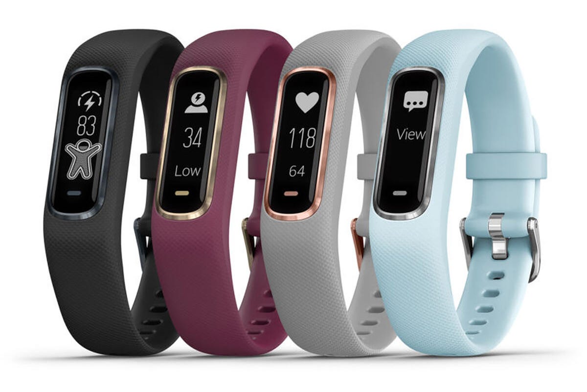 Bracelet connecté vivo fitness band porté au poignet pendant une séance de sport