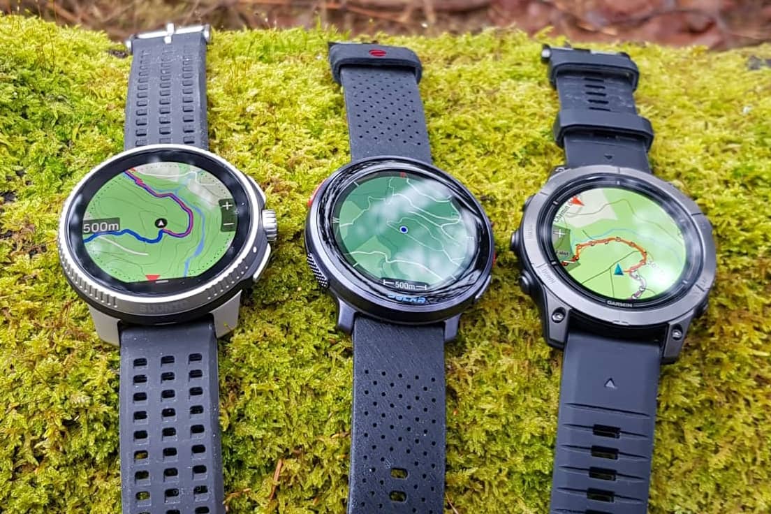 Montre de sport portée au poignet pendant une séance de running sur route