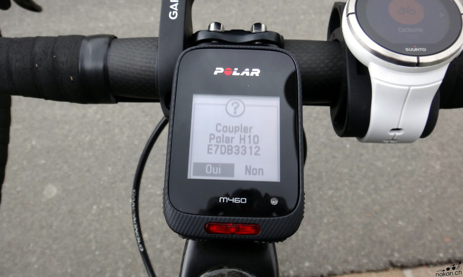 Ceinture pectorale Polar H10 posée à côté d'une montre de sport