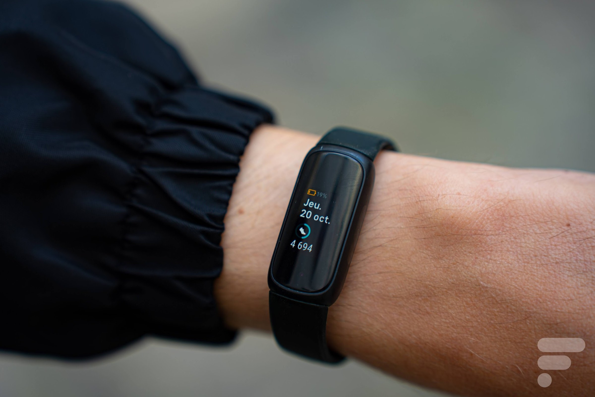 Fitbit Inspire 3 porté au poignet avec écran de suivi d'activité