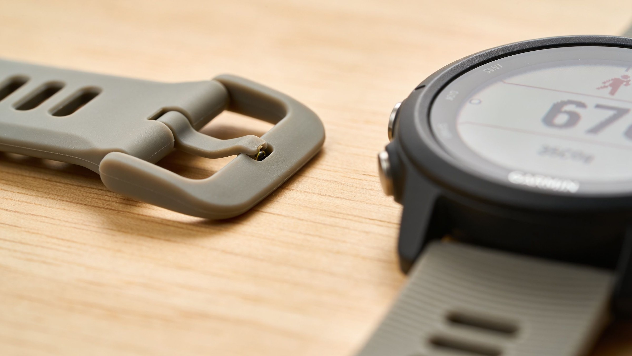 Bracelets Garmin de différentes matières posés près d'une montre de sport