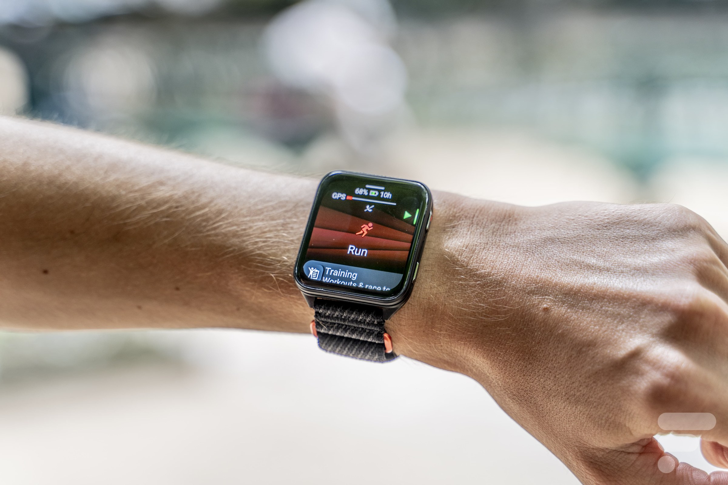 Garmin Venu X1 portée au poignet avec son grand écran AMOLED