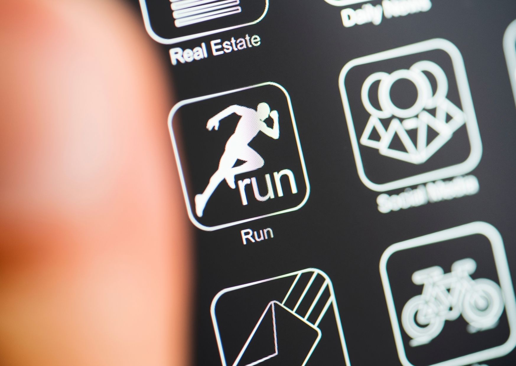 Coureur consultant une application pour courir sur son téléphone après une séance